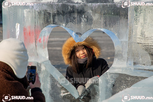 Сурвалжилга: Өөрөөсөө гэрэлтдэг мөсөн хотхонд багачуудын хөл тасарсангүй